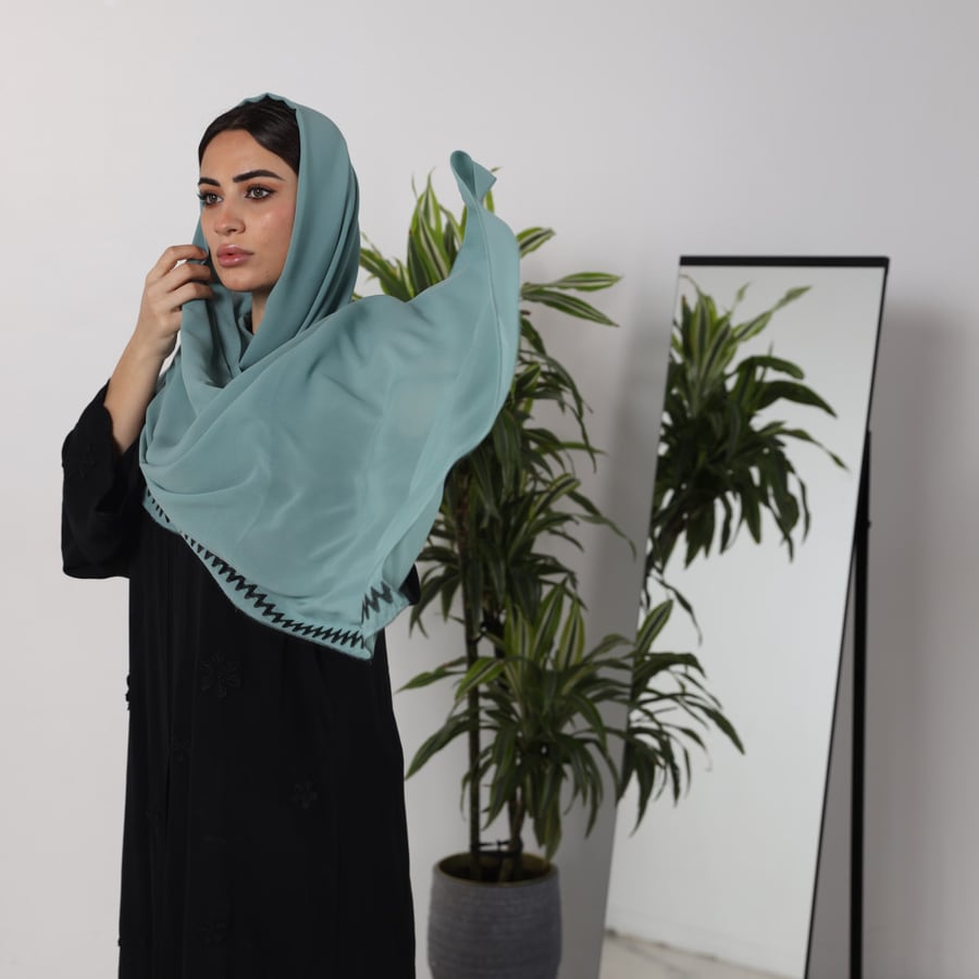 'طرحة ملونة مطرزة من الجوانب t4042