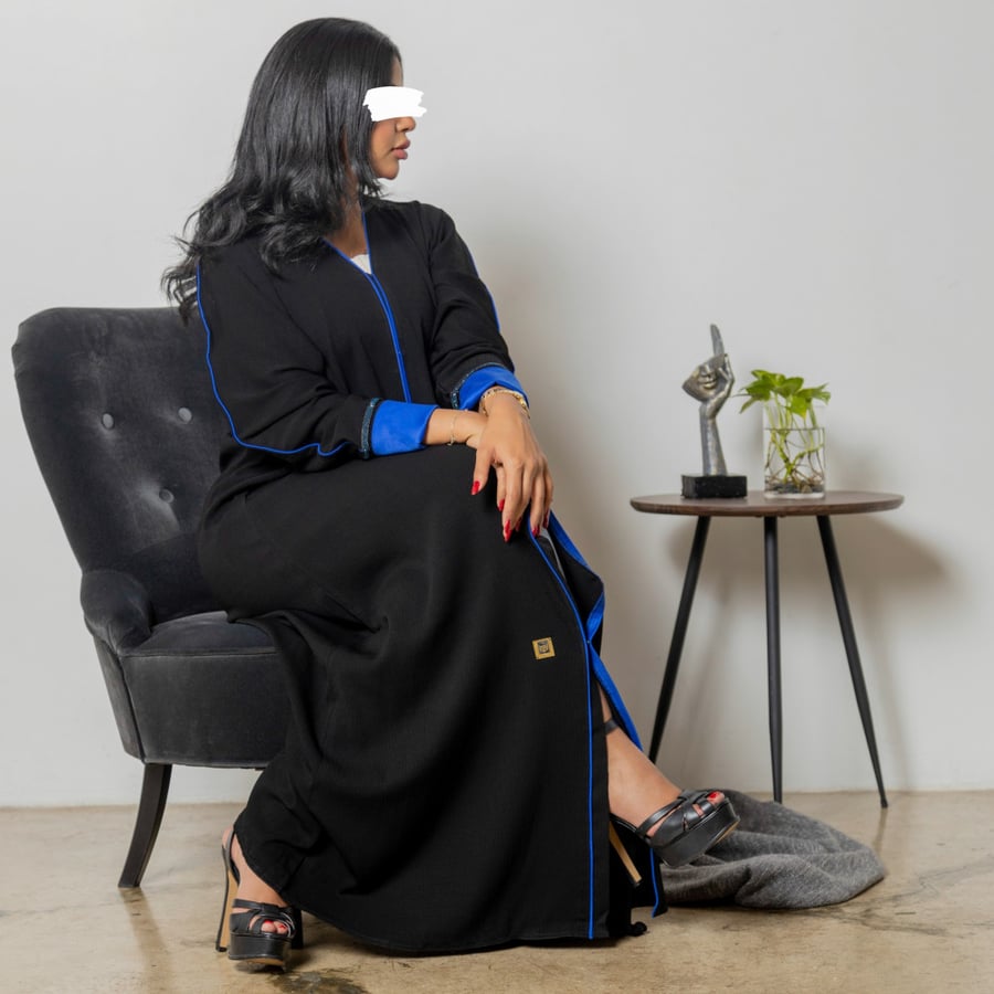 عبايه سوداء بكم ملون وتطريز خفيف 5015