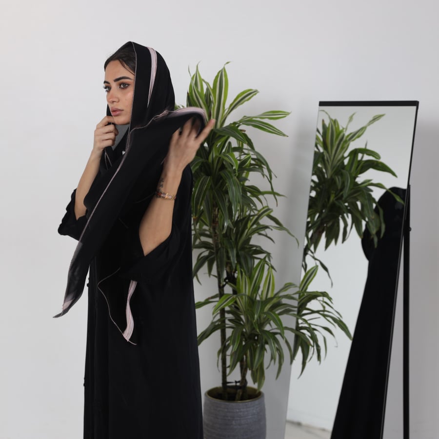 طرحة اسود سادة بكلفة ورديه T3054