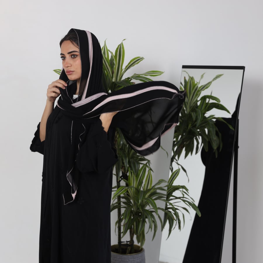 طرحة اسود سادة بكلفة ورديه T3054