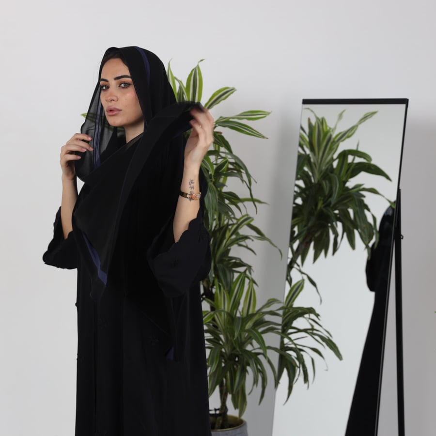 طرح سوداء بمزيج من الخطوط باللون الازرق  t3065