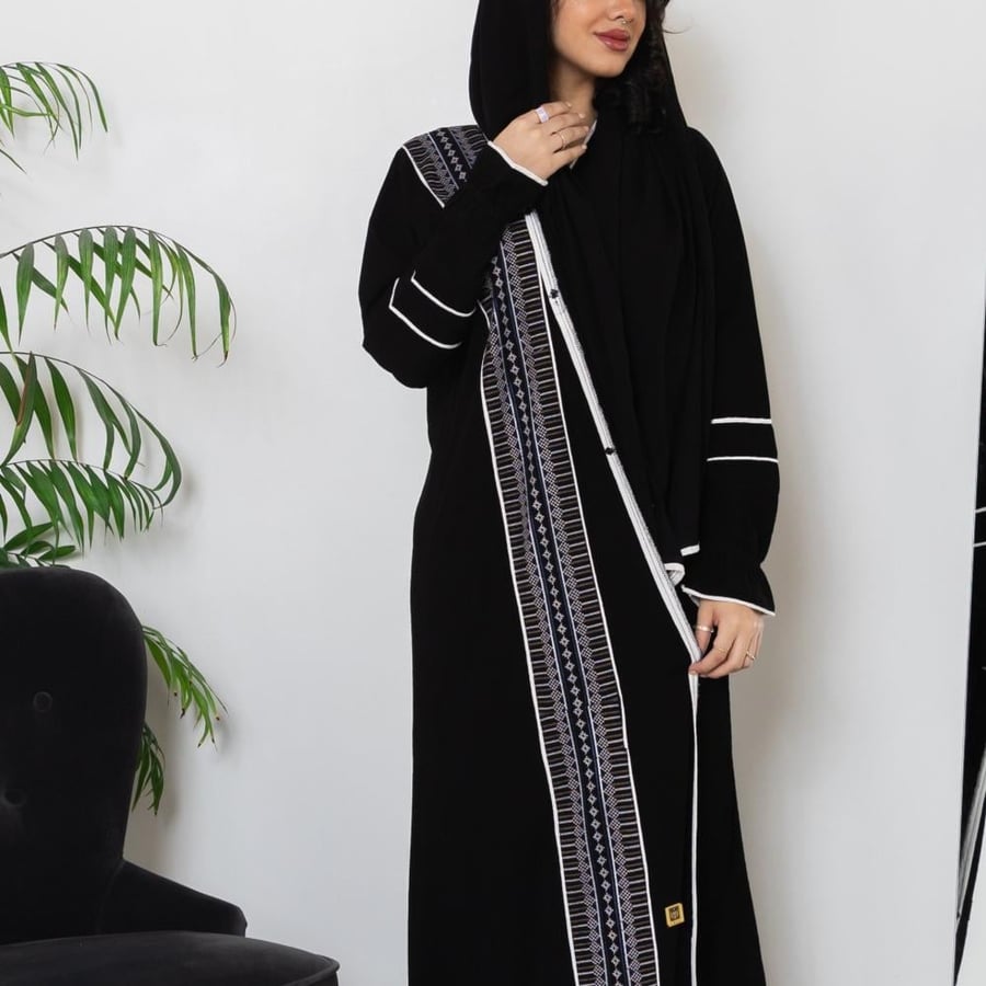 عبايه سوداء كريب خفيف فاخر بتطريز R1100