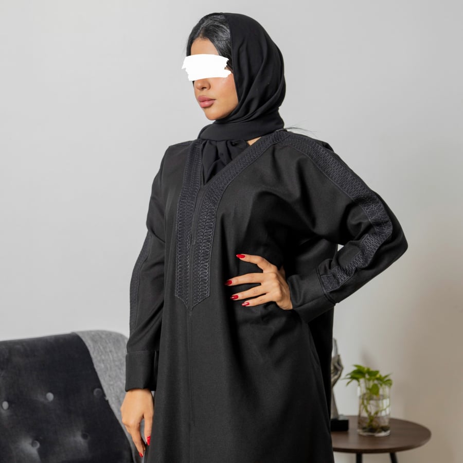 عباية سوداء سادة بتطريز اسود وقفله طقطق 5013