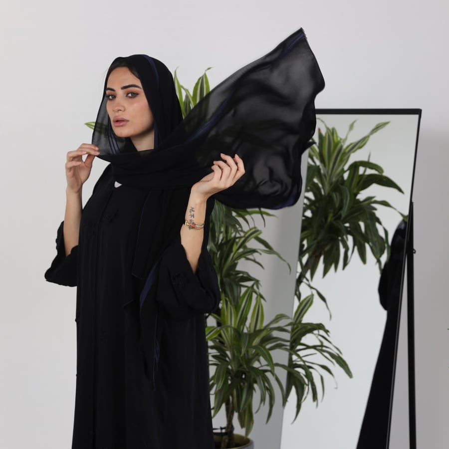 طرح سوداء بمزيج من الخطوط باللون الازرق  t3065