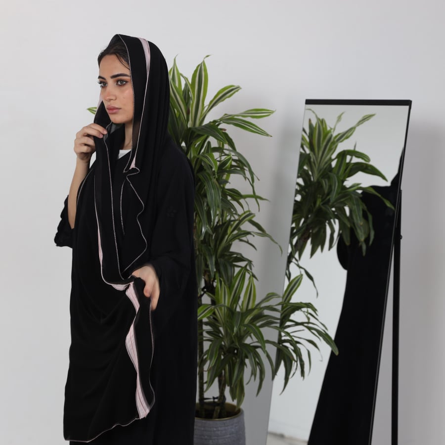 طرحة اسود سادة بكلفة ورديه T3054