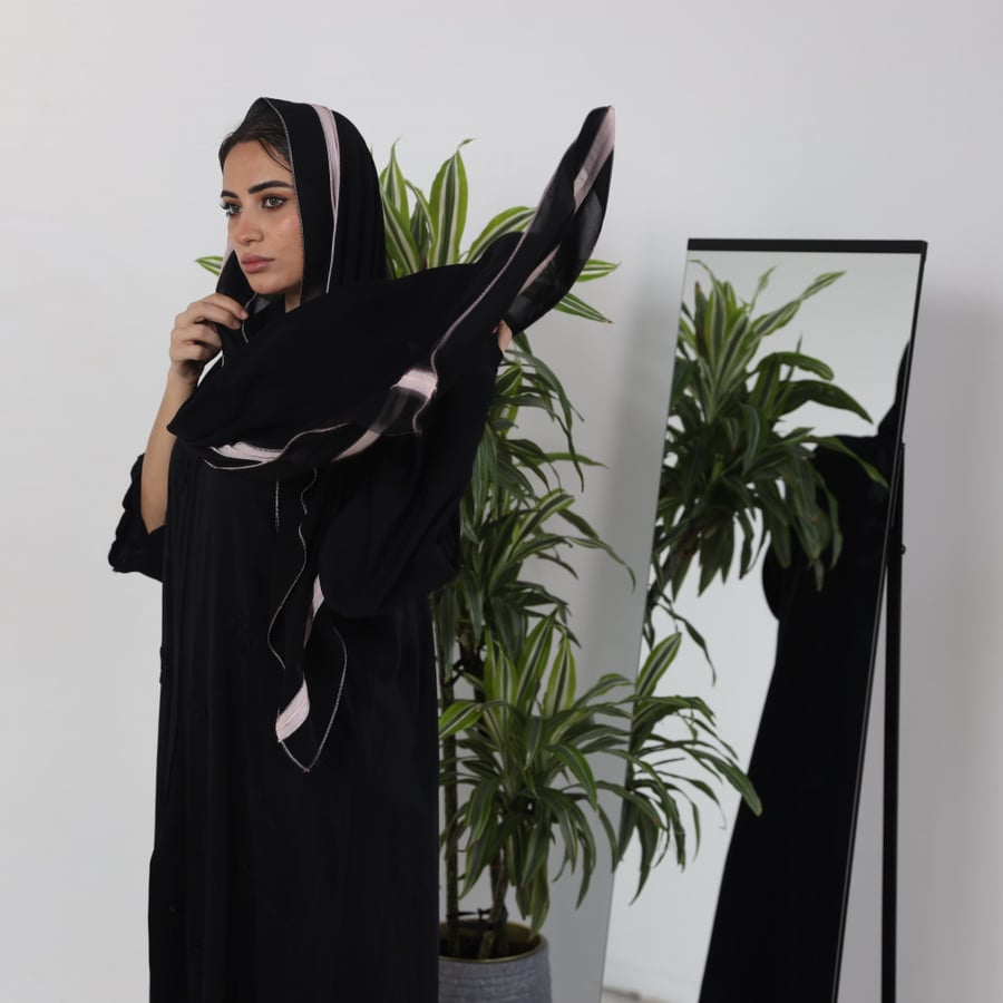 طرحة اسود سادة بكلفة ورديه T3054