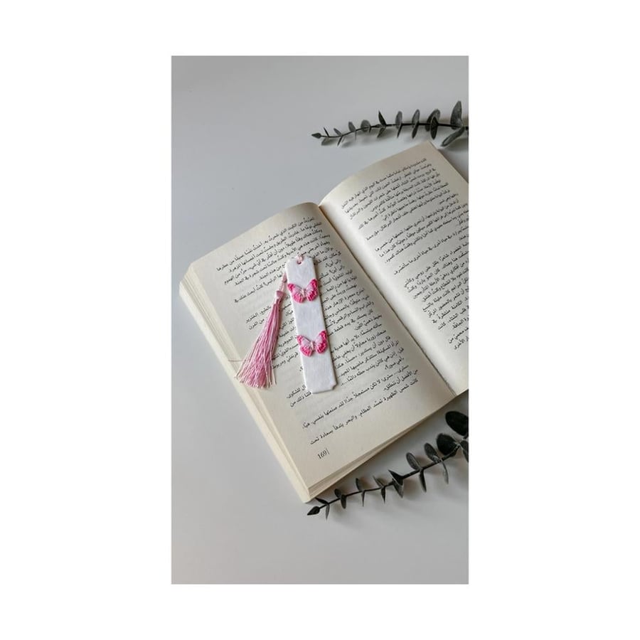 فاصل كتاب بتصميم الفراشة