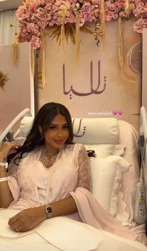 تسليم فوري روب دانتيل فرنسي بقصة كلوش