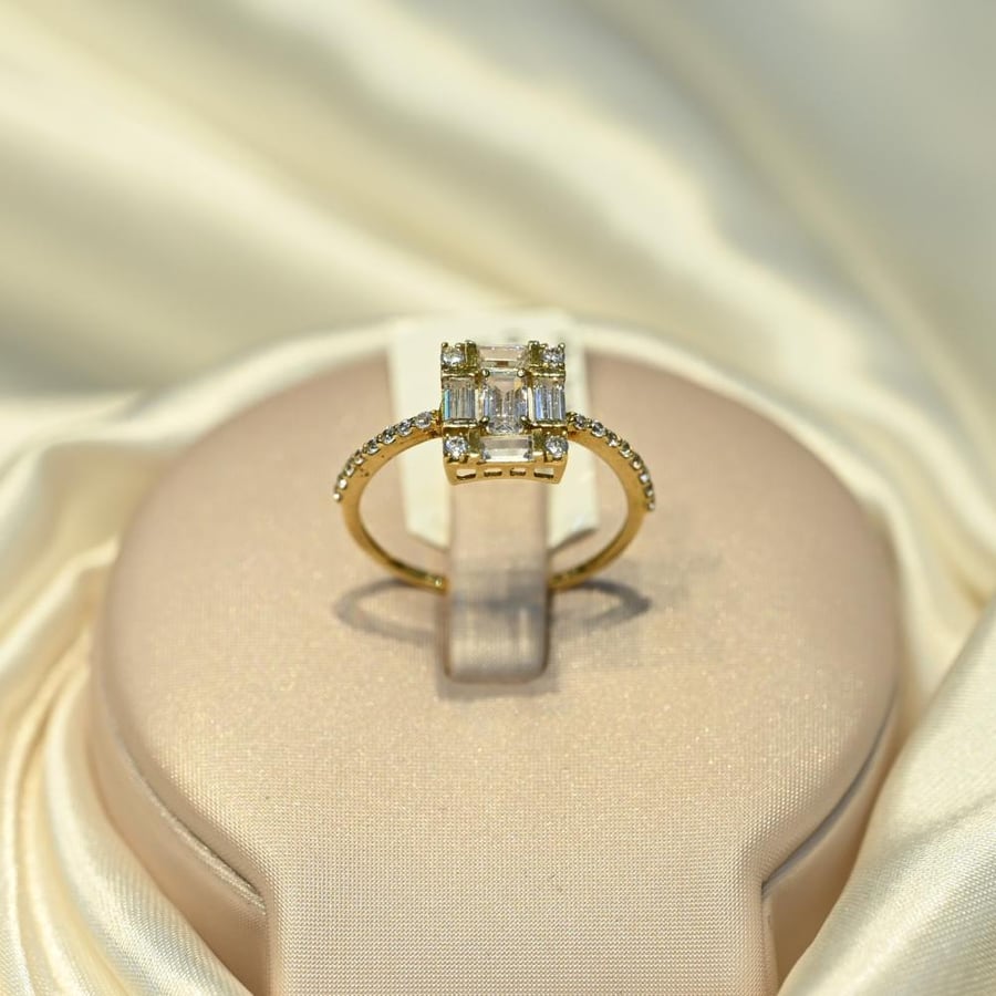 Gold ring with remaining zircon design 1