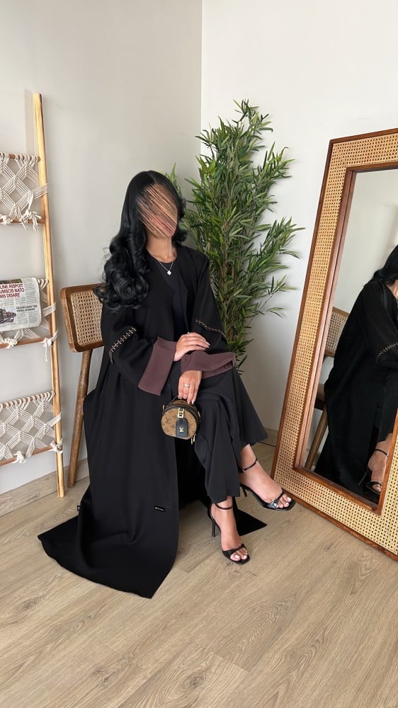 عباية بأكمام واسعة