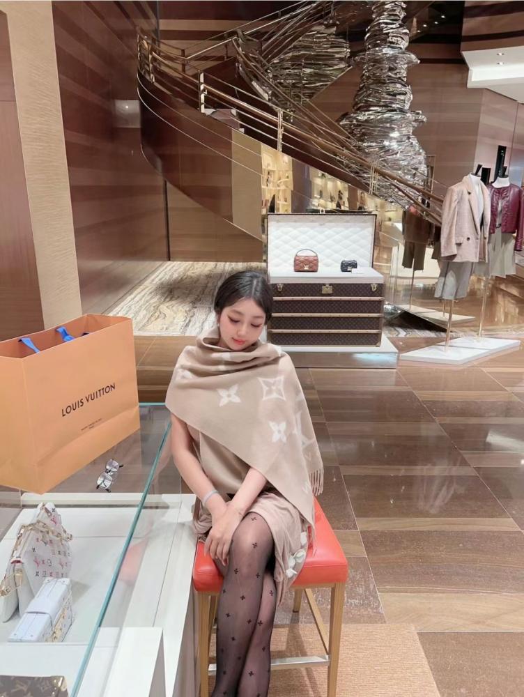 سكارف لويس فيتون