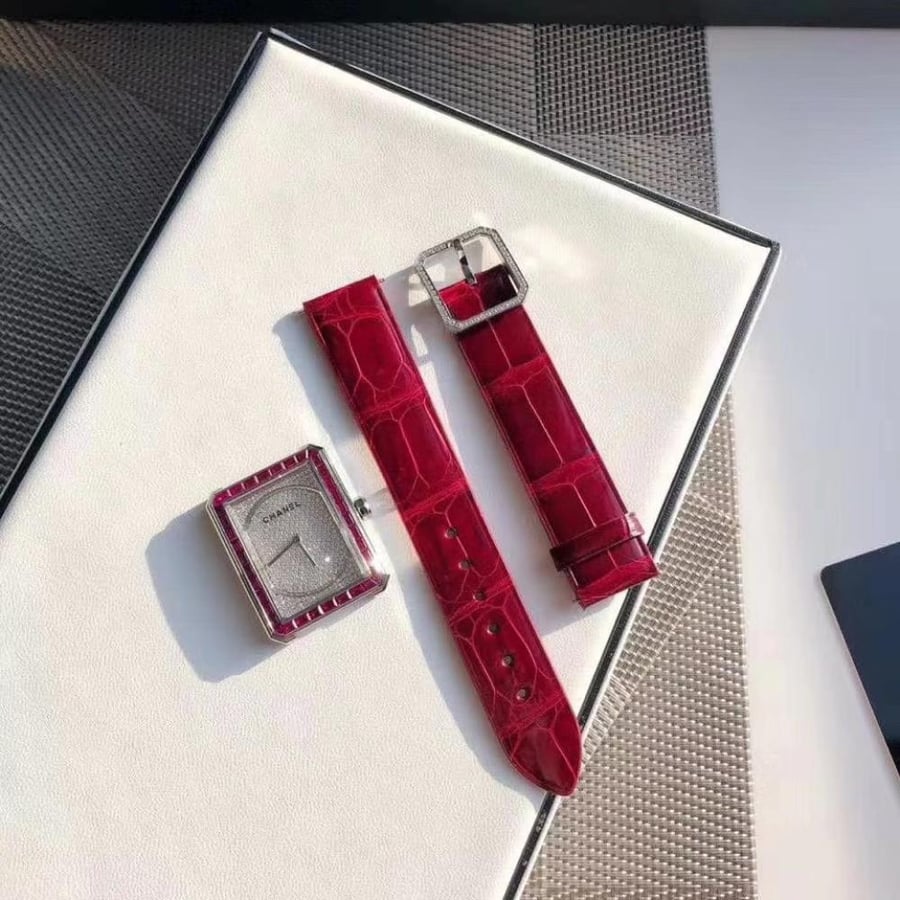 ساعة شانيل نسائية مع كامل الملحقات