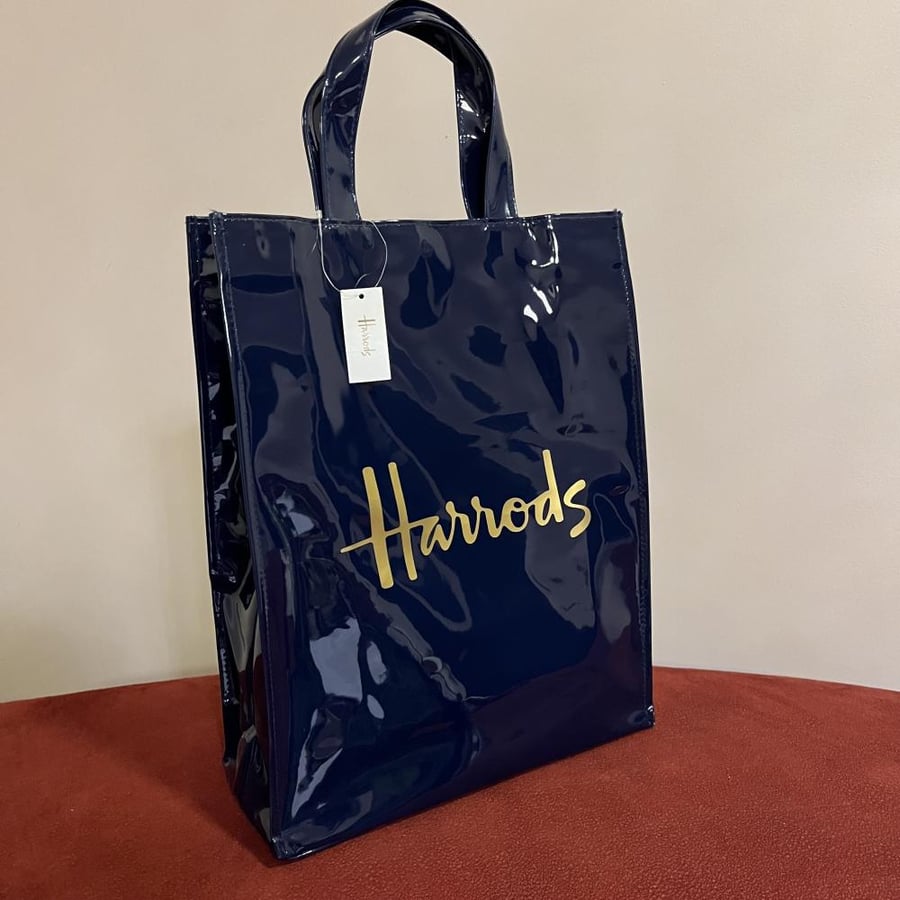 كيس كحلي وسط هارودز Harrods