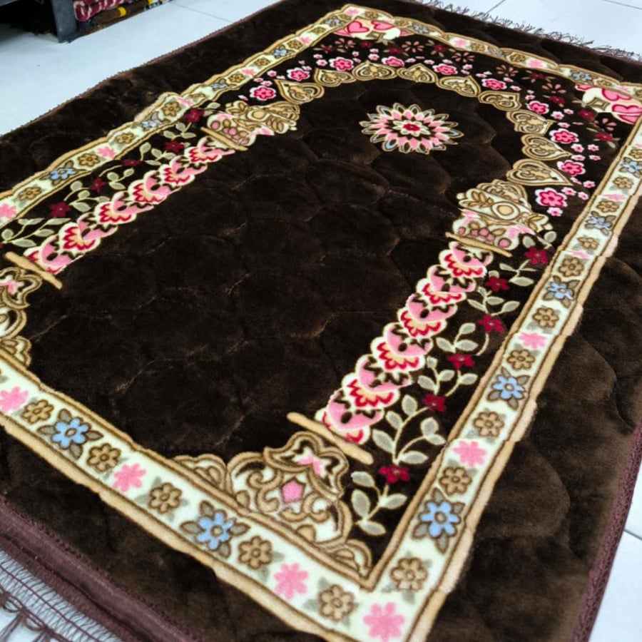 سجادة صلاة مخملية بنقشة محراب بلون بني