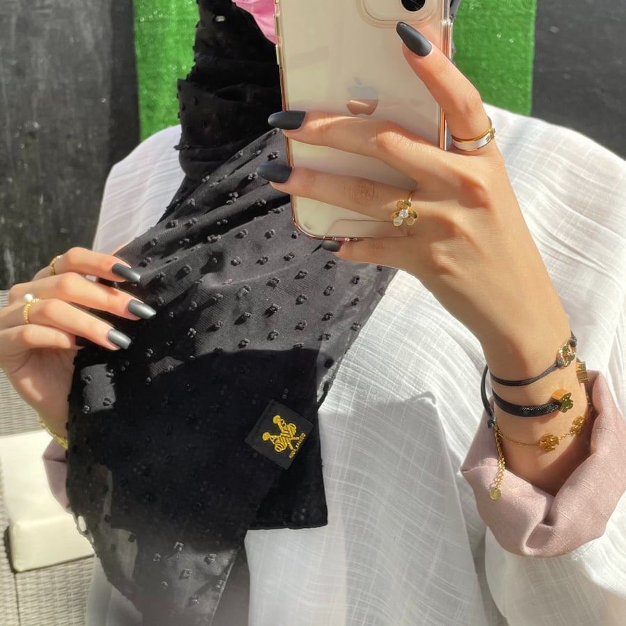 أسود