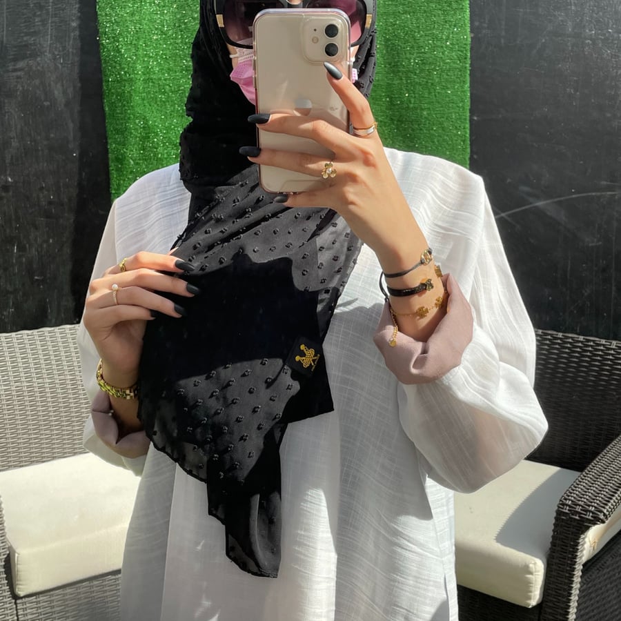 أسود