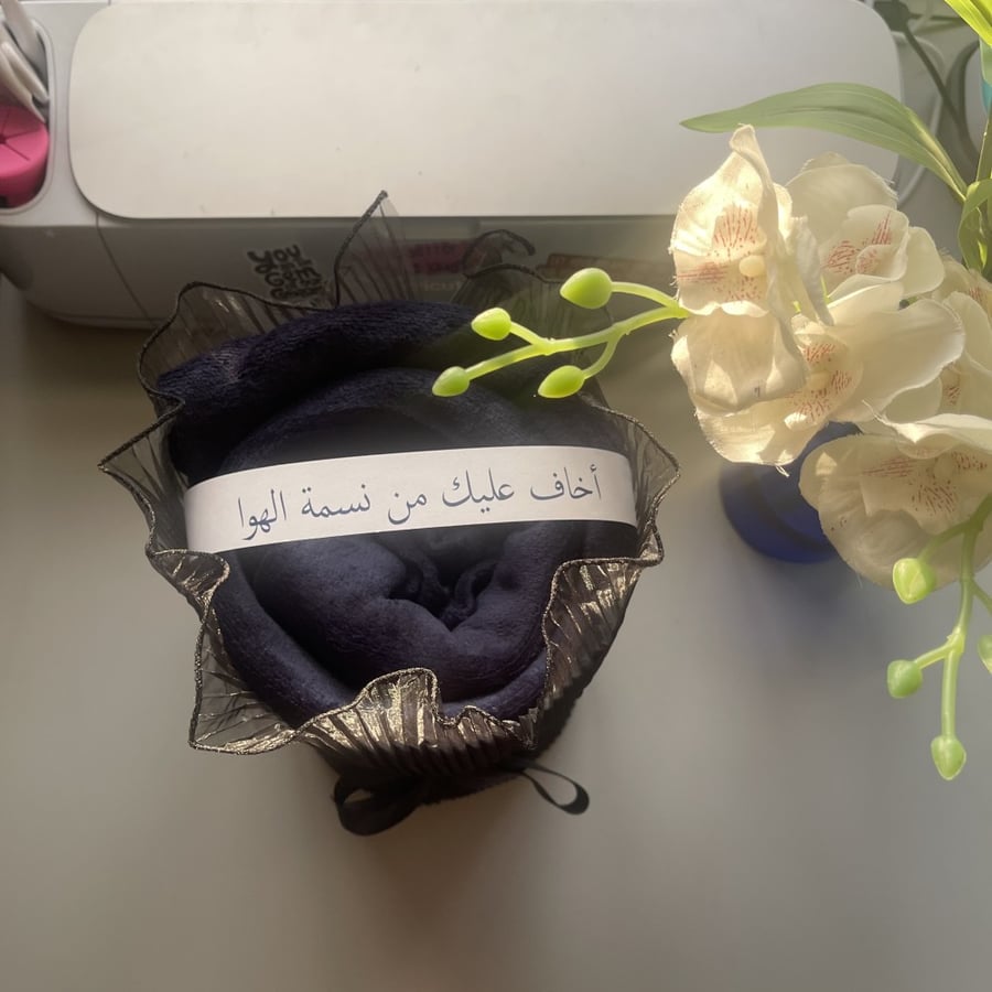 بطانية بلون كحلي بتغليف اسود