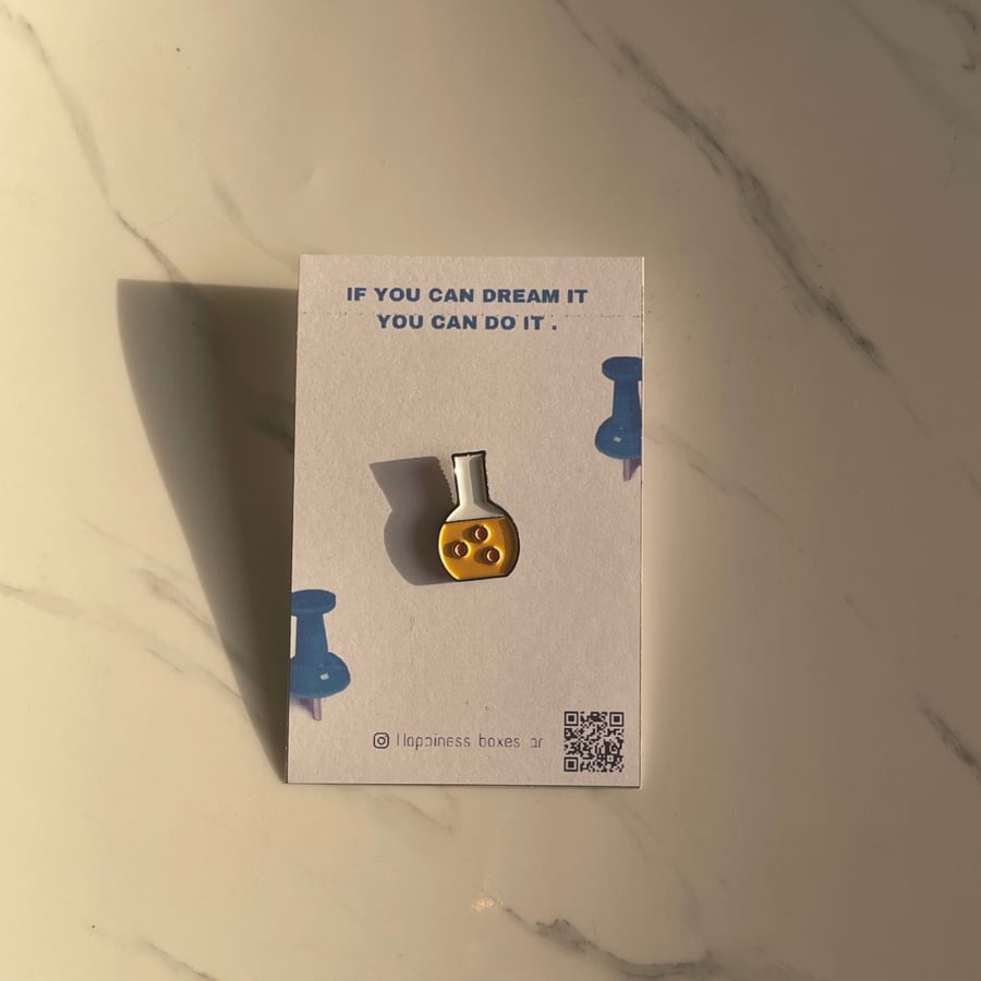 بروش للملابس والشنط
