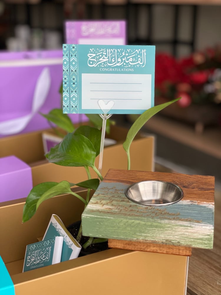 "تخرج " بوكس مع الكيس و"المبخرة" و الشوكلاته و شجرة البوتس الطبيعيه