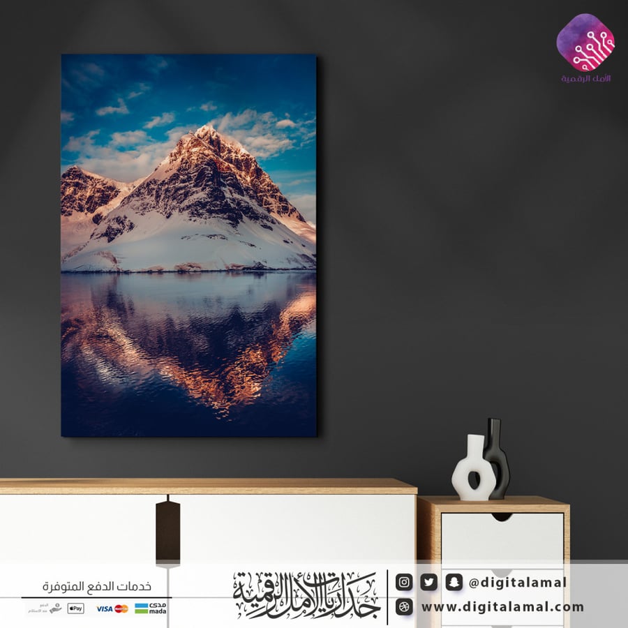 لوحة جدارية مميزة لانعكاس صورة جبل مغطى بالثلج على سطح الماء