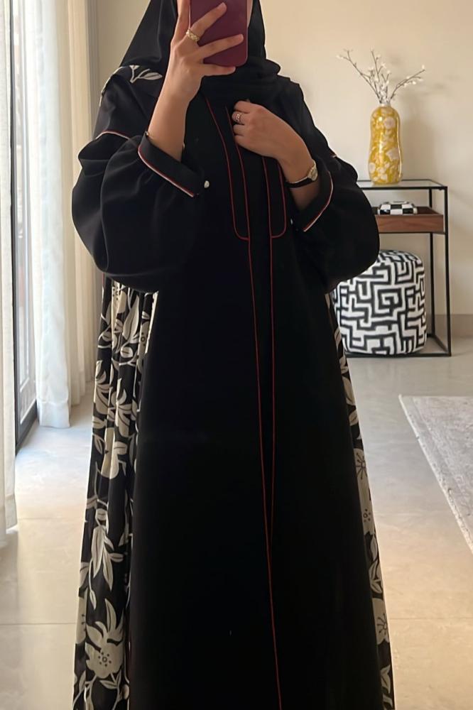 عباة كلوش متاحة بلونين