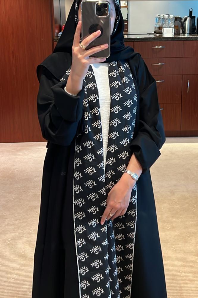 عباية باللون الأسود والأبيض