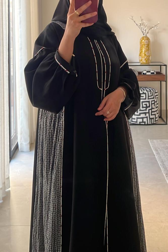 عباة كلوش متاحة بلونين