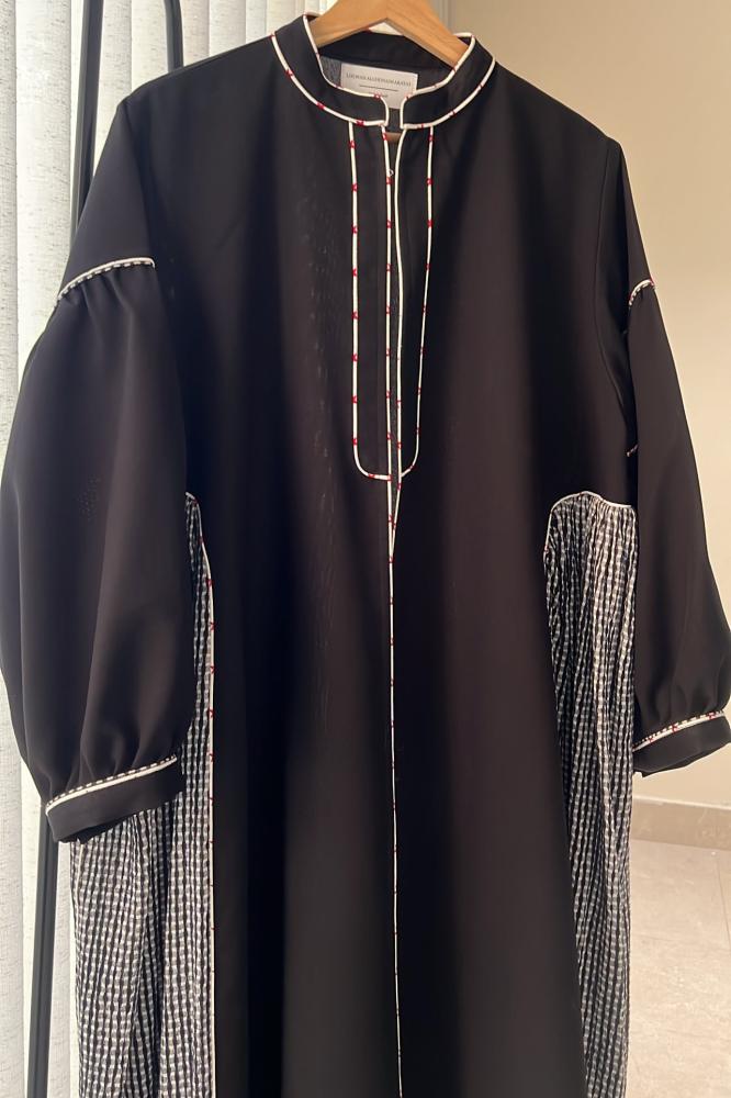 عباة كلوش متاحة بلونين