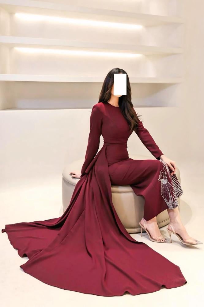 فستان سهرة بأكمام طويلة وذيل منفصلة لون برغندي