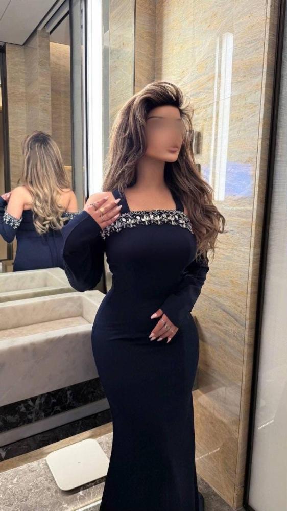 فستان كحلي أنيق بربطة حول الرقبة