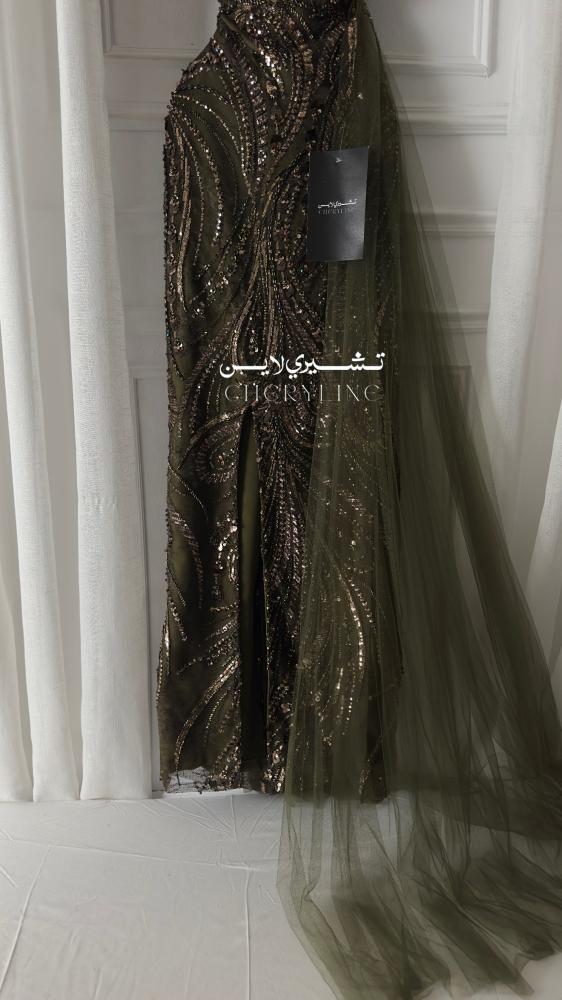 فستان سهره باللون الزيتي مزين بتطريز