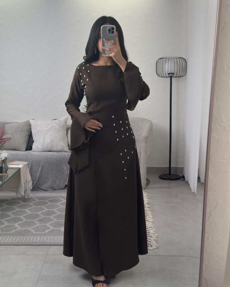 فستان ناعم بأكمام طويلة مزين بالخرز لون بني داكن