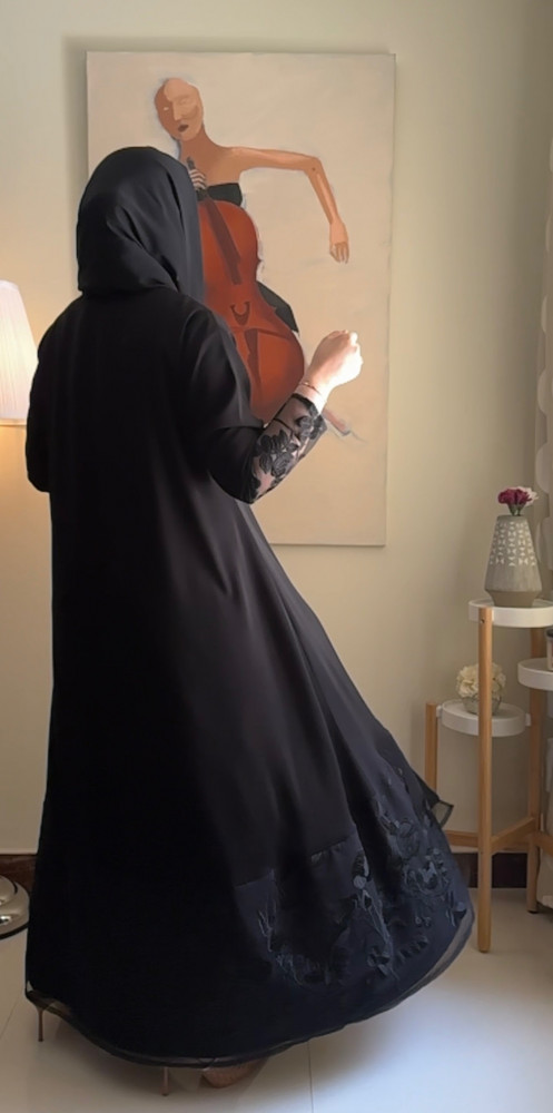 #368 عباية سوداء مع اطراف ورد أسود