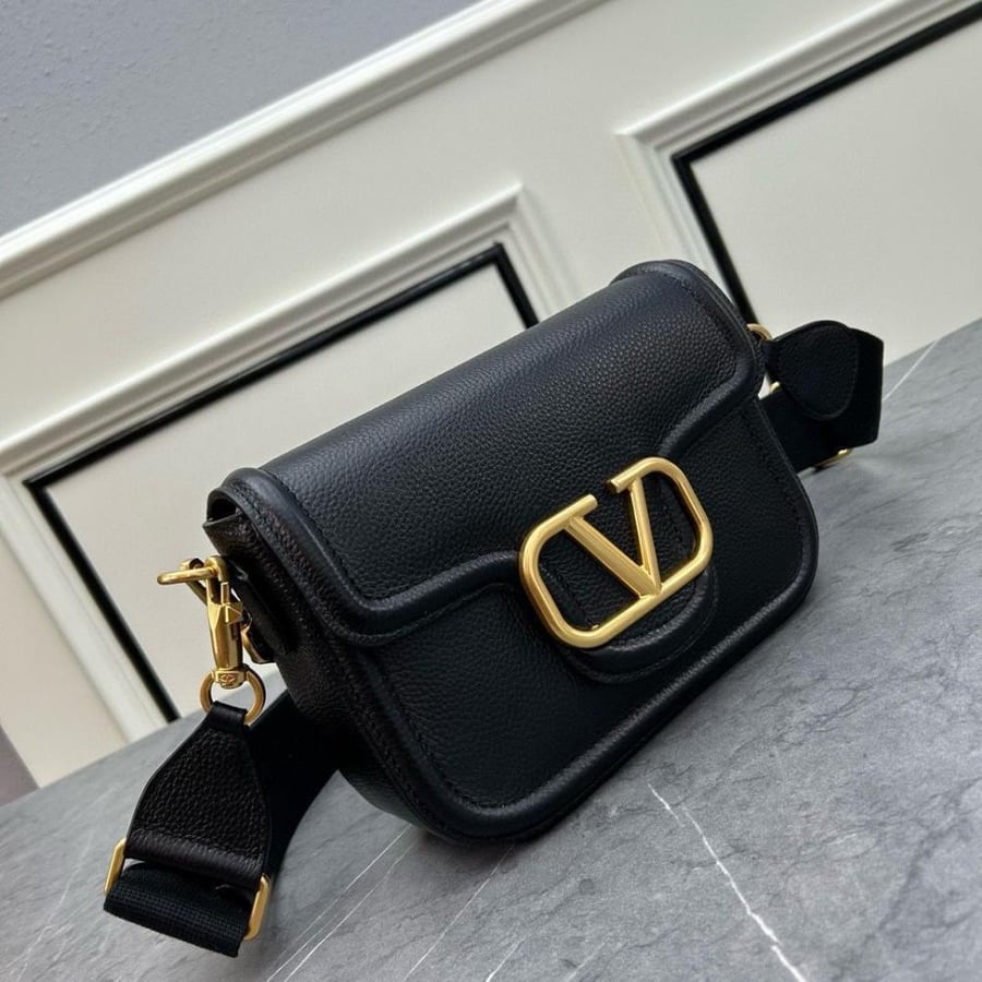 حقيبة بالجلد المحبب من فالنتينو (VALENTINO)
