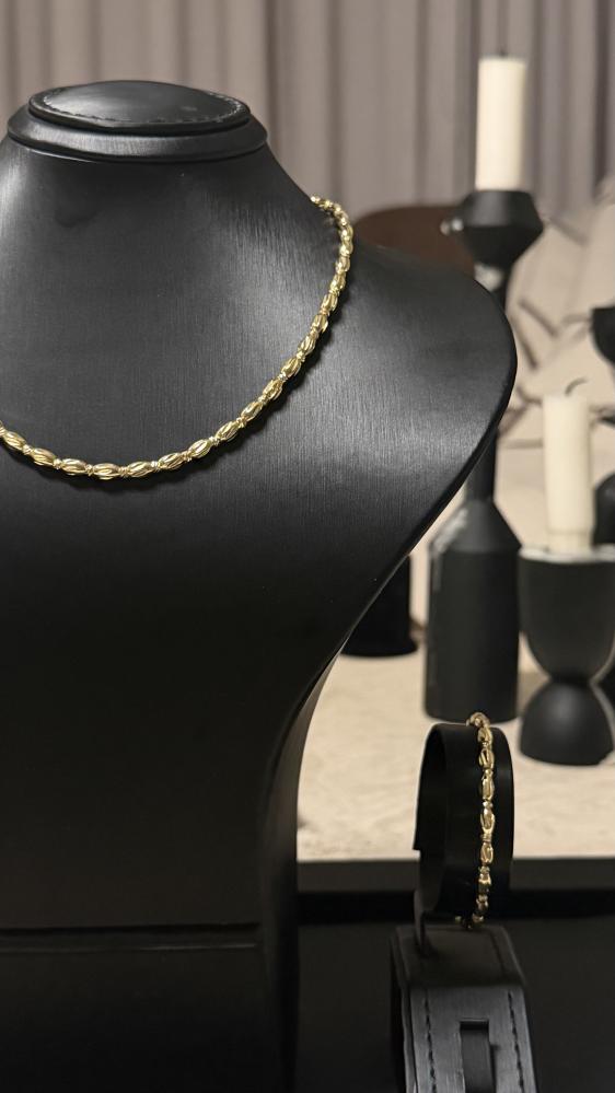 تشوكر ذهبي مع أسورة