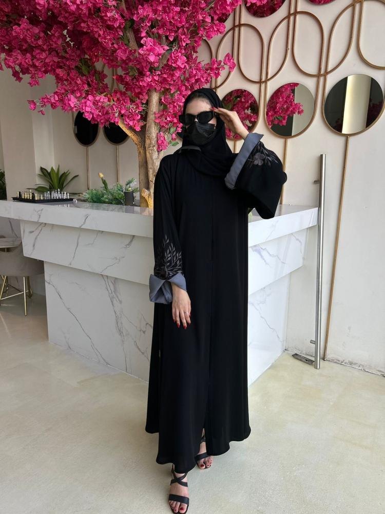 عبايه تطريز كم فتحه مع لون رمادي