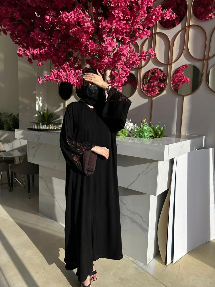 تطريز لون بني