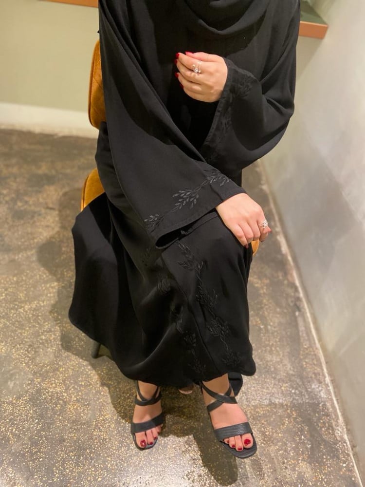 تطريز الكم والجوانب اسود
