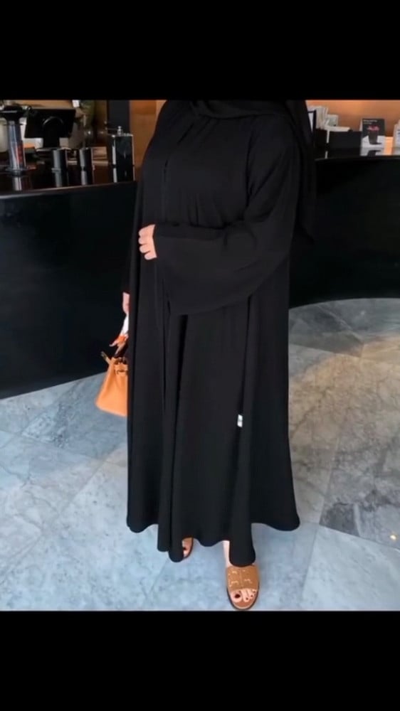 عبايه كلوش قماش ملكي كم مربع العبايه مع طرحتها شامل التوصيل 170﷼