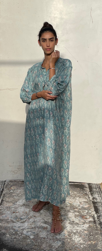 V124 ثوب مورد ازرق فاتح حرير صناعي light blue floral dress in rayon fabric one size
