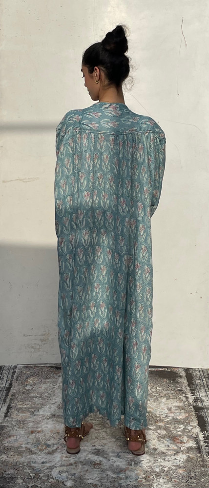 V124 ثوب مورد ازرق فاتح حرير صناعي light blue floral dress in rayon fabric one size