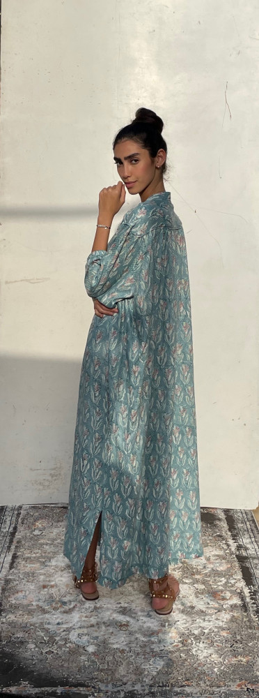 V124 ثوب مورد ازرق فاتح حرير صناعي light blue floral dress in rayon fabric one size