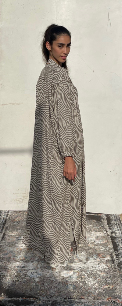 V122 one size  ثوب بني بيج ابيض حرير صناعي abstract beige brown dress in rayon fabric