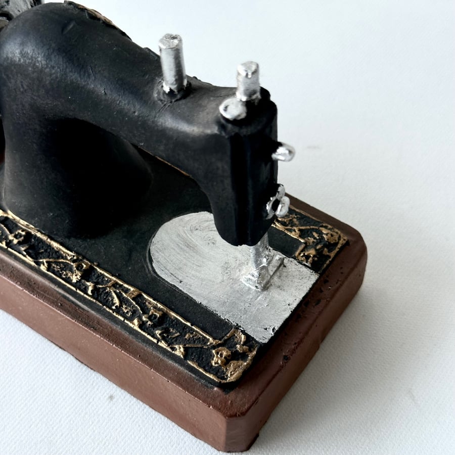 SEWING MACHINE ANTIQUE