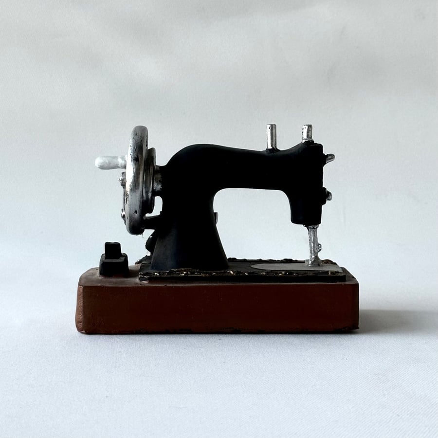 SEWING MACHINE ANTIQUE