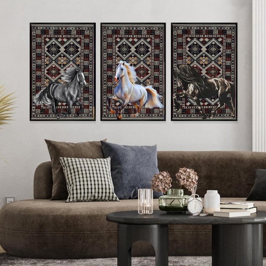 ثلاث لوحات قماشية بتصميم حصان