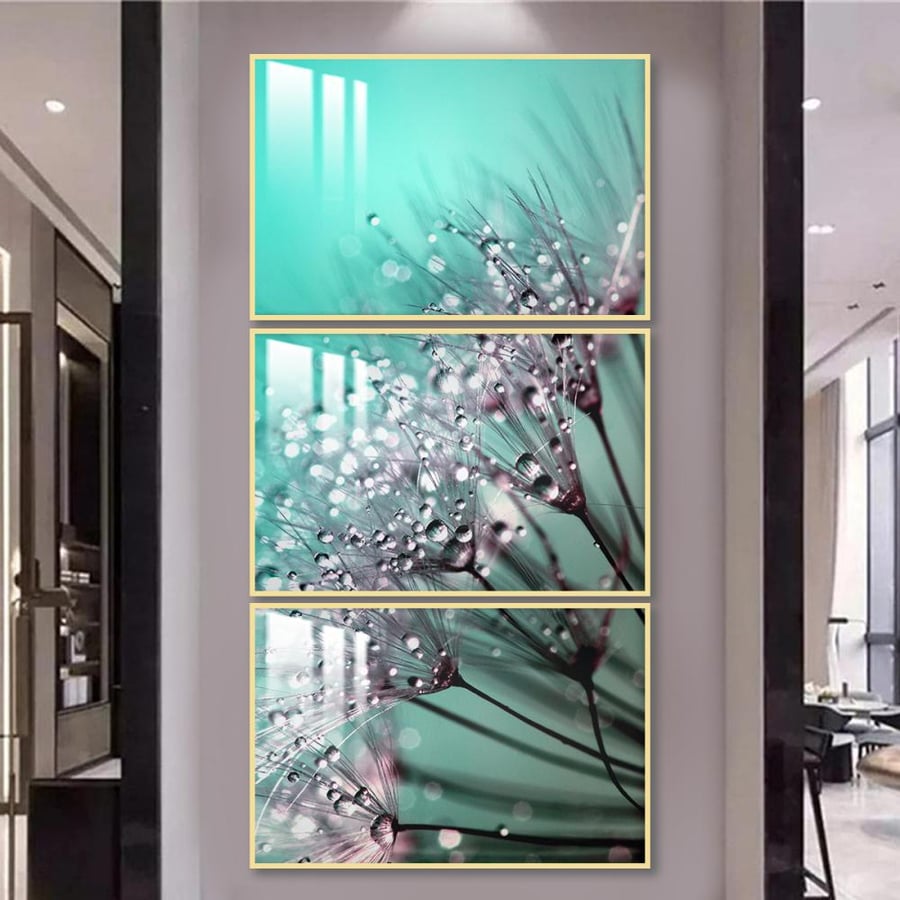 ثلاث لوحات قماشية بتصميم ورد مع برواز واكريلك شفاف