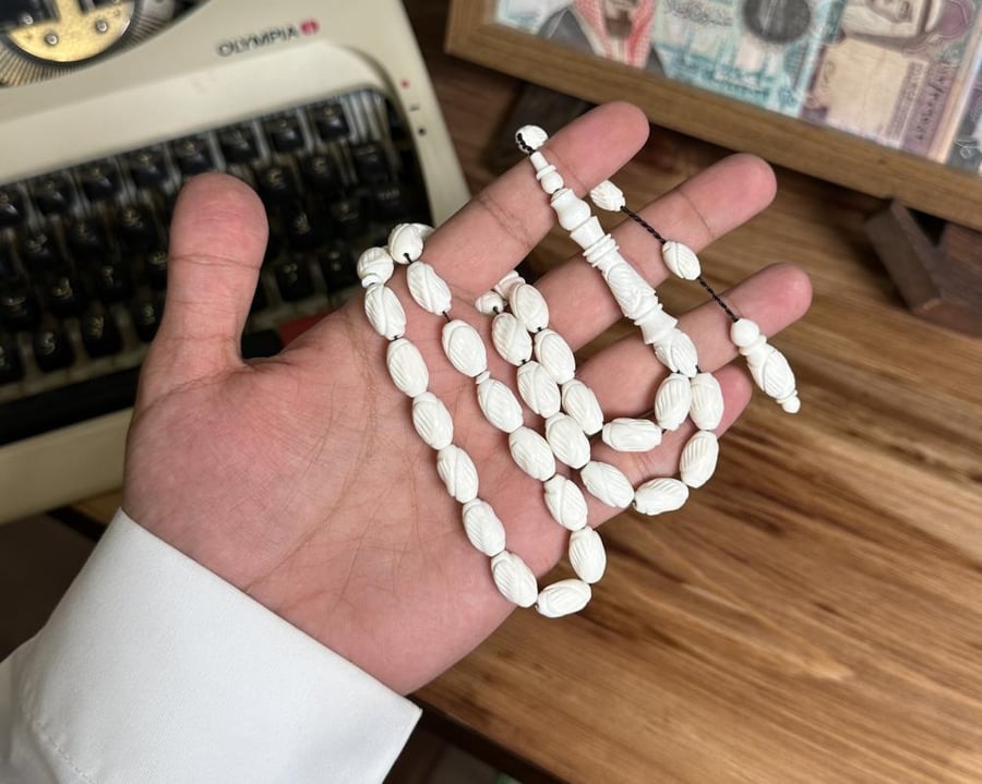 عظم جمل منقوش تمليكه