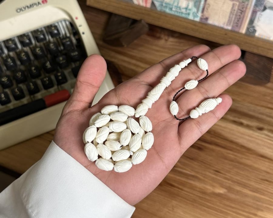 عظم جمل منقوش تمليكه