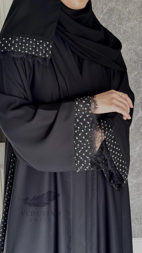 عباية سوداء منقطة مع دانتيل